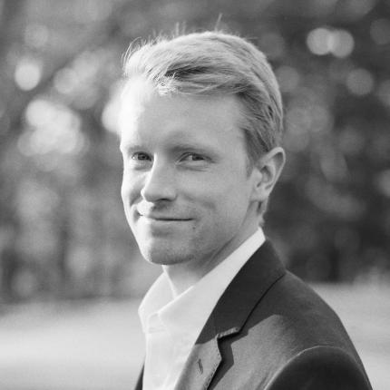 Gray Barrett headshot